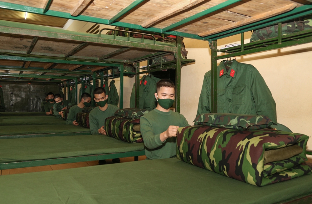 Gấp chăn sao cho thật vuông vức đòi hỏi sự kiên trì của chiến sĩ mới trong những ngày đầu nhập ngũ.